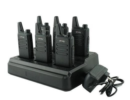 Communicatie op lange afstand gemakkelijker met 2W VHF walkie-talkie en zeswegoplader