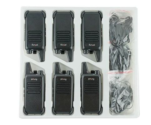Communicatie op lange afstand gemakkelijker met 2W VHF walkie-talkie en zeswegoplader