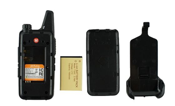 Communicatie op lange afstand gemakkelijker met 2W VHF walkie-talkie en zeswegoplader