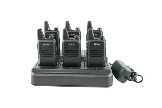 Communicatie op lange afstand gemakkelijker met 2W VHF walkie-talkie en zeswegoplader