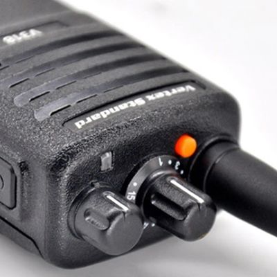 Blijf verbonden tijdens uw avonturen in de buitenlucht met de draagbare zwarte walkie-talkie V318