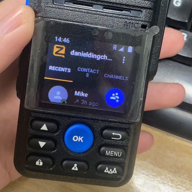 Echttijdcommunicatie met Avaialble OEM 110*56*34mm Walkie Talkie en Colorful Display