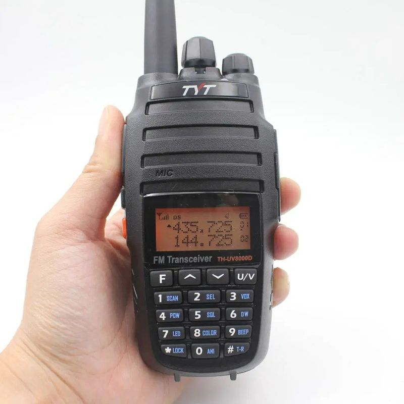 Lichte VHF-UHF-dual-band-walkie-talkie met 10 Watt cross-band-repeaterfunctie